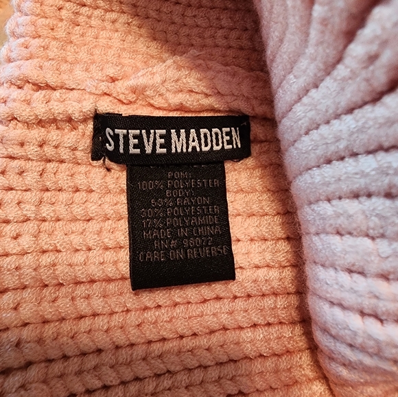 Steve Madden Stocking Hat and Scarf Set - Picture 5 of 6